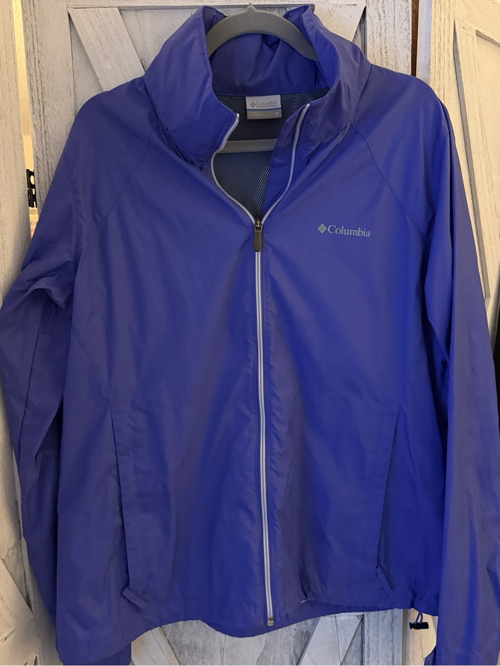 Columbia beautiful new Packable Windbreaker Jacket! This is so good! Size XL
